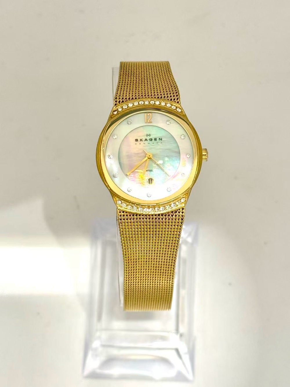 Vintage Skagen Women’s Quartz Gold Tone Watch 27mm MOP Dial New Battery Runs